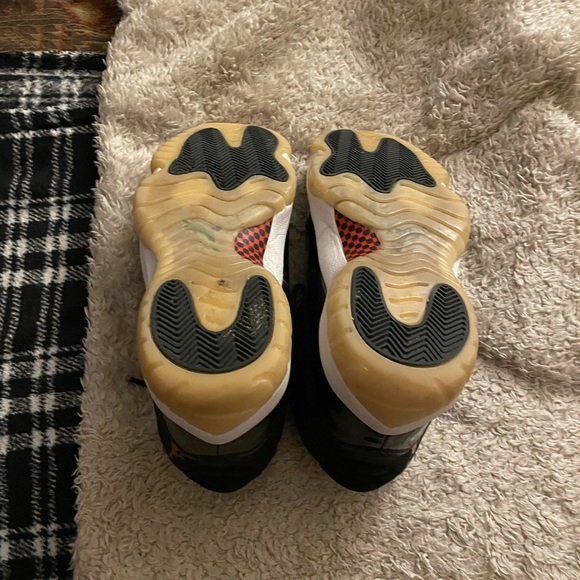 @airjordan 11 retro black w/red logo - Picture 4 of 6